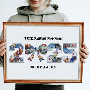 Pu&ograve; includere: Un collage fotografico incorniciato con il testo "PRIDE. PASSION. POM-POMS" e "CHEER TEAM | 2025". I numeri "2" e "25" sono riempiti con foto di squadra e un fiocco grafico &egrave; al centro. La cornice &egrave; marrone.