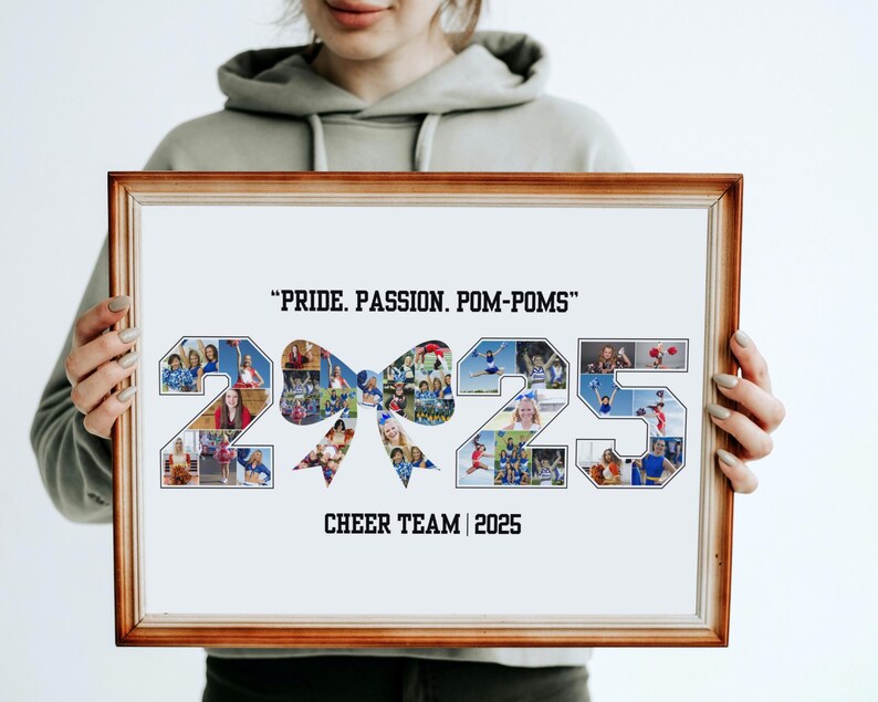 Pu&ograve; includere: Un collage fotografico incorniciato con il testo "PRIDE. PASSION. POM-POMS" e "CHEER TEAM | 2025". I numeri "2" e "25" sono riempiti con foto di squadra e un fiocco grafico &egrave; al centro. La cornice &egrave; marrone.