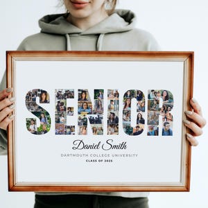 Pu&ograve; includere: Una foto incorniciata in legno marrone con sfondo bianco. La parola "SENIOR" &egrave; scritta in grandi lettere usando un collage di foto. Il nome "Daniel Smith" &egrave; scritto sotto la parola "SENIOR" con il testo "Dartmouth College University Class of 2025" sotto.