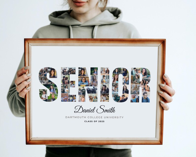 Pu&ograve; includere: Una foto incorniciata in legno marrone con sfondo bianco. La parola "SENIOR" &egrave; scritta in grandi lettere usando un collage di foto. Il nome "Daniel Smith" &egrave; scritto sotto la parola "SENIOR" con il testo "Dartmouth College University Class of 2025" sotto.