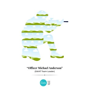 Pu&ograve; includere: Silhouette stilizzata di una persona in ginocchio che tiene un fucile. La figura &egrave; riempita con un paesaggio di colline verdi, cieli blu e nuvole bianche. Il testo in basso recita "Officer Michael Anderson" (Capo squadra SWAT).