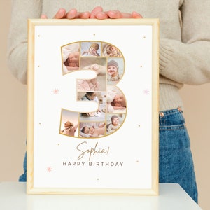 Pu&ograve; includere: Un collage di foto incorniciato di foto di una bambina disposte a forma di numero 3. Il collage &egrave; decorato con glitter dorati e stelle rosa. Il testo "Sophia! Buon compleanno" &egrave; scritto sotto il numero.