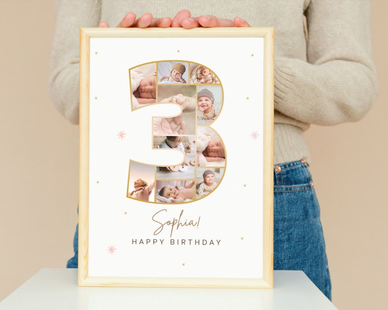 Pu&ograve; includere: Un collage di foto incorniciato di foto di una bambina disposte a forma di numero 3. Il collage &egrave; decorato con glitter dorati e stelle rosa. Il testo "Sophia! Buon compleanno" &egrave; scritto sotto il numero.