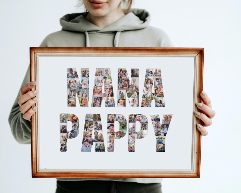 K&ouml;nnte beinhalten: Ein gerahmtes Foto-Collage mit den Worten "NANA PAPPY", die mit kleineren Fotos von Menschen ausgeschrieben sind. Der Rahmen ist aus braunem Holz mit einem wei&szlig;en Passepartout.