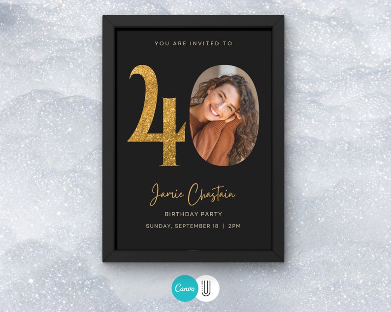 K&ouml;nnte beinhalten: Eine schwarze, gerahmte Einladung zum 40. Geburtstag. Die Einladung zeigt ein Foto einer l&auml;chelnden Person, goldene Glitzerzahlen und goldenen Text mit der Aufschrift "You are invited to", "Jamie Chastain" und "Birthday Party".