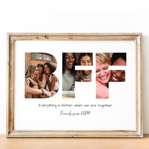 Może przedstawiać: Oprawiony wydruk z literami "BFF" utworzonymi ze zdjęć uśmiechniętych kobiet. Wydruk zawiera tekst "Everything is better when we are together" i "Friends since 2004". Rama jest w kolorze jasnobrązowym.