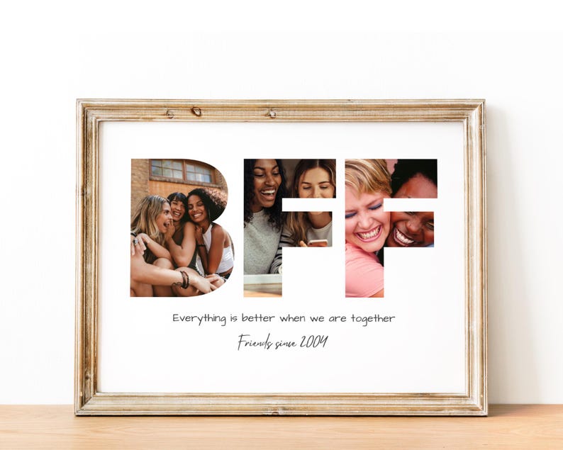 Może przedstawiać: Oprawiony wydruk z literami "BFF" utworzonymi ze zdjęć uśmiechniętych kobiet. Wydruk zawiera tekst "Everything is better when we are together" i "Friends since 2004". Rama jest w kolorze jasnobrązowym.