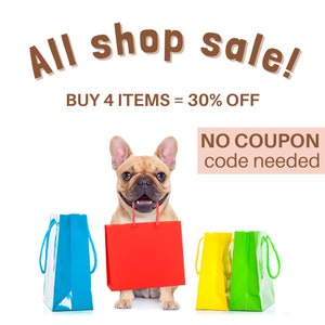 Puede incluir: Un bulldog franc&eacute;s con una bolsa de compras roja con el texto "All shop sale! BUY 4 ITEMS = 30% OFF NO COUPON code needed" en texto marr&oacute;n sobre un fondo blanco.