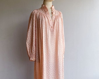 Robe vintage en soie rosé avec imprimé blanc dans une coupe ample, taille XS-S