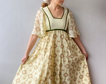 Robe prairie des années 70 en jaune pastel avec détails en velours vert mousse et manches empire, taille XS-S