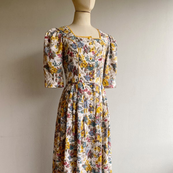 Vintage Dirndl Trachtenkleid mit herbstlichem Blumenprint und Puffärmeln