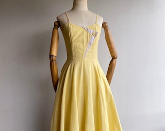 Vintage Sommerkleid in Pastellgelb mit schwingendem Rock und tollen Details, 50er Jahre Unikat