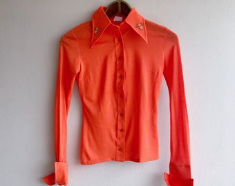 Original 70er Jahre Bluse in knalligem Orange mit Haifisch-Kragen und bestickten Blumendetails, Größe XXS-XS