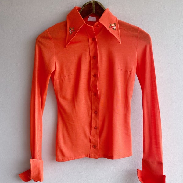 Original 70er Jahre Bluse in knalligem Orange mit Haifisch-Kragen und bestickten Blumendetails, Größe XXS-XS