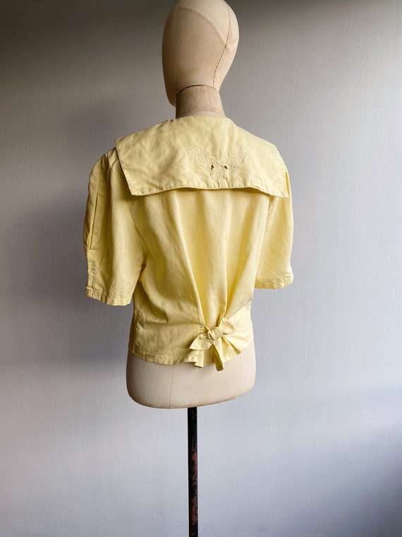 Blusa vintage de los años 80 en color amarillo pastel, con cuello