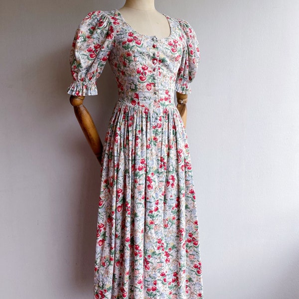 Belle robe traditionnelle vintage Dirndl en coton avec motif floral et manches bouffantes