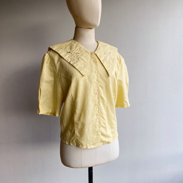 Vintage Bluse aus den 80ern in Pastell gelb, mit großem Kragen und Blumenstickerei, Größe M-L