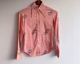 Wunderschöne Vintage 70er Jahre Bluse mit grafischem Print und spitzem Kragen in rosé, Größe XS 32/34