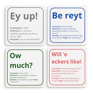 Può includere: Quattro sottobicchieri bianchi con bordi neri e testo verde, rosso e blu. Ogni sottobicchiere presenta una frase dello Yorkshire con la sua traduzione e definizione. Le frasi sono "Ey up!" "Be reyt" "Ow much?" e "Will 'e eckers like!"