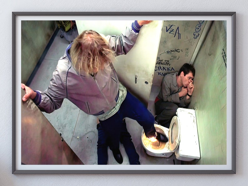 K&ouml;nnte beinhalten: Ein Mann in einer grauen Jacke und blauen Jeans steht &uuml;ber einer Toilette, w&auml;hrend ein anderer Mann auf dem Boden neben der Toilette sitzt und verzweifelt aussieht. Die Toilettensch&uuml;ssel ist mit Wasser gef&uuml;llt und der Fu&szlig; des Mannes befindet sich im Wasser.