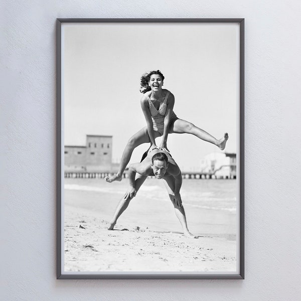 Stampa da spiaggia vintage, donna che salta sopra l'uomo, anni '40, arte da parete in bianco e nero, poster estivo, arredamento per la casa sulla spiaggia, stampabile, download digitale