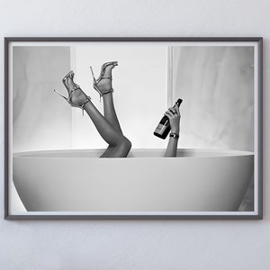 High Heels Frau trinkt Wein in der Badewanne Print, feministisches Poster, Badezimmer Wandkunst, schwarz und weiß, Teen Mädchen Badezimmer Dekor, Badewanne Kunst
