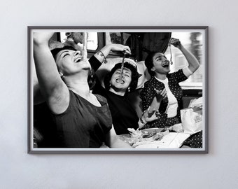 Póster de mujeres comiendo espagueti, blanco y negro, impresión vintage, decoración de comedor, impresión de señoras de pasta, foto antigua, arte de pared de cocina, 1950