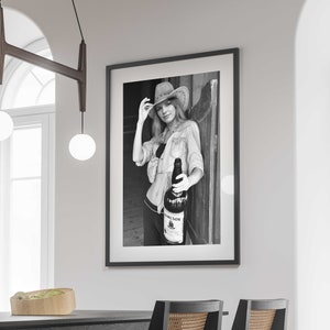 Plakat Cowgirl Drinking Giant Whiskey, czarno-biały, wydruk na wózku barowym, sztuka ścienna z alkoholem, wystrój pokoju Hypebeast, pobieranie cyfrowe, plakat Y2k