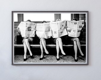 Kvinnor som läser tidning i Paris, vintage svartvitt foto (digital nedladdning)