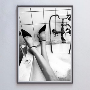 バスタブでワインを飲む女性のプリント、ハイヒールのポスター、白黒、バスルームの壁アート、フェミニストのポスター、十代の女の子のバスルームの装飾