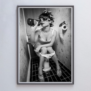 Stampa di donna che beve vino sul water, in bianco e nero, poster femminista vintage, arte murale per il bagno, arredo bagno per ragazze, download digitale