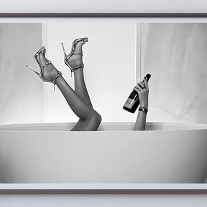 Feministische kunstprint, vrouw in badkuip met wijn, zwart-wit (digitale download) afbeelding 3