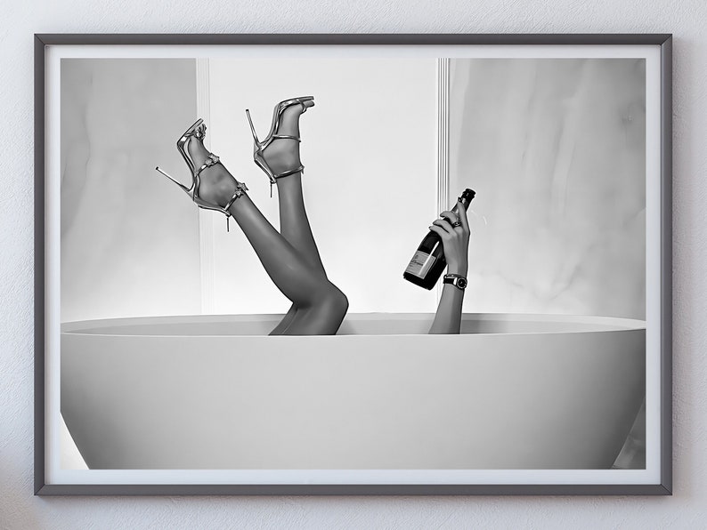 Feministische kunstprint, vrouw in badkuip met wijn, zwart-wit (digitale download) afbeelding 3