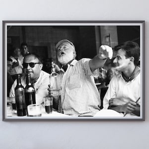Ernest Hemingway Trinkt Alkohol in der Bar Poster, Schwarz und Weiß, Vintage Foto, Bar Warenkorb Druck, Cocktail Wandkunst, Digitaler Download, Leinwand