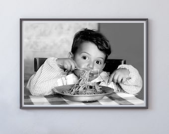 Niño italiano comiendo espagueti, blanco y negro, foto antigua, cartel de pasta, impresión vintage, arte de la pared de la cocina, decoración de la pared del comedor