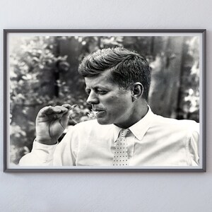 Póster de John F. Kennedy fumando, arte mural vintage, póster de JFK, póster político, impresión de John F. Kennedy, póster histórico, decoración de pared, foto imagen 2