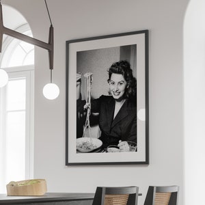 Affiche de Sophia Loren en train de manger des spaghettis, noir et blanc, photographie vintage, impression Sophia Loren, décoration Old Hollywood, affiche de pâtes, toile