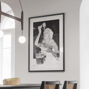 Kobieta jedząca spaghetti plakat, czarno-biały, zdjęcie vintage, włoski makaron wydruk, sztuka ścienna do kuchni, wystrój restauracji, plakat z makaronem, płótno