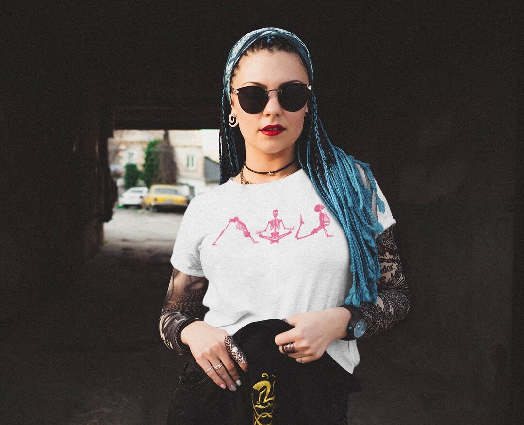 Halloween Yoga Tee Skeleton Yoga Tshirt Funny Halloween Etsy España