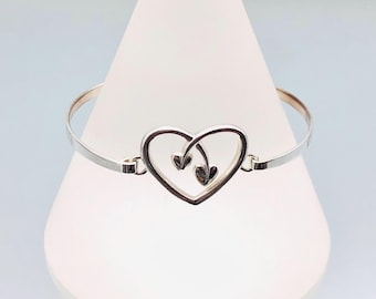 Brazalete vintage de plata de ley con triple corazón