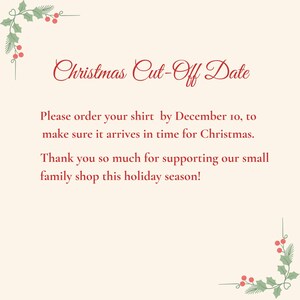 K&ouml;nnte beinhalten: Eine cremefarbene Ank&uuml;ndigungskarte mit roten und gr&uuml;nen Stechpalmen-Illustrationen in den Ecken. Der Text lautet: Christmas Cut-Off Date. Please order your shirt by December 10, to make sure it arrives in time for Christmas. Thank you so much for supporting our small family shop this holiday season!