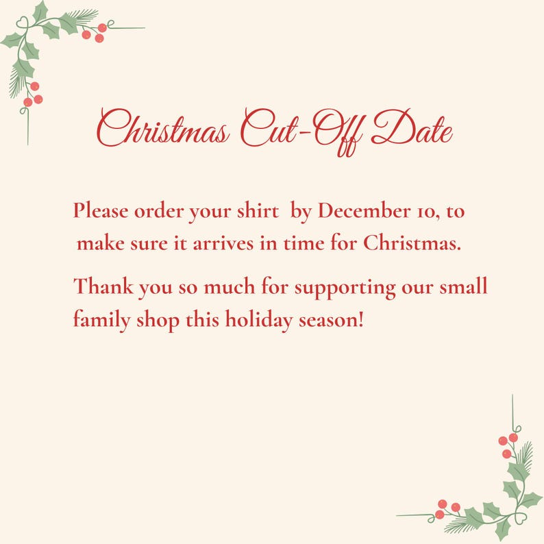K&ouml;nnte beinhalten: Eine cremefarbene Ank&uuml;ndigungskarte mit roten und gr&uuml;nen Stechpalmen-Illustrationen in den Ecken. Der Text lautet: Christmas Cut-Off Date. Please order your shirt by December 10, to make sure it arrives in time for Christmas. Thank you so much for supporting our small family shop this holiday season!