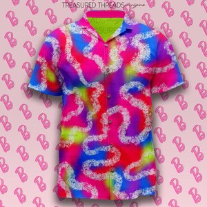 Könnte beinhalten: Ein kurzärmeliges Hemd mit Knöpfen und einem farbenfrohen, abstrakten Muster. Das Muster zeigt Wirbel in Pink, Blau, Lila und Grün mit weißen Akzenten. Das Hemd hat einen Kragen und einen Knopfverschluss.