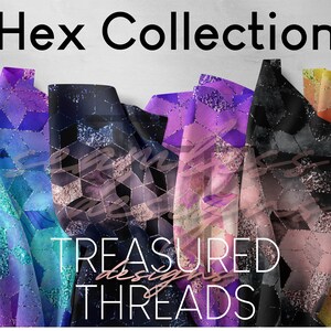 Könnte beinhalten: Eine Sammlung von Stoffen mit einem geometrischen sechseckigen Muster mit glitzernder Oberfläche. Die Stoffe sind in verschiedenen Farben, darunter Lila, Blau, Schwarz und Orange. Der Text "Hex Collection" und "TREASURED THREADS" ist im Bild sichtbar.