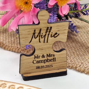 Pezzi di puzzle in legno per nomi da tavolo per matrimoni, segnaposto personalizzati con supporto, decorazioni rustiche da tavolo