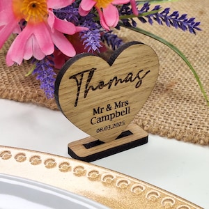 Nomes de mesa de madeira personalizados para casamento, nomes de mesa em formato de coração em suporte, cartões de lugar rústicos personalizados, decorações de mesa