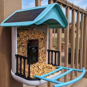 Side fence for smart bird feeder