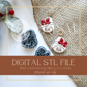 Op de afbeelding: Afbeelding met polymeerklei oorbellen en stansvormen. De oorbellen zijn wit met rode strikken en brillen. De mallen zijn blauw en grijs. Tekst op de afbeelding luidt "DIGITAL STL FILE" en "PRINT YOUR OWN POLYMER CLAY CUTTERS personal use only."