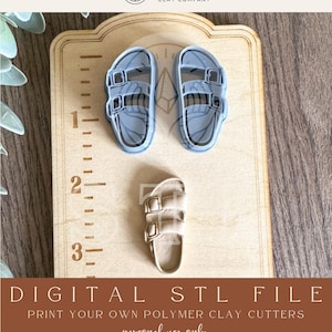 Peut inclure: Trois découpeurs en argile polymère en forme de sandales sont présentés sur une règle en bois. Deux sont bleu clair et un est beige. Le texte "DIGITAL STL FILE" et "personal use only" sont imprimés sur un fond marron.