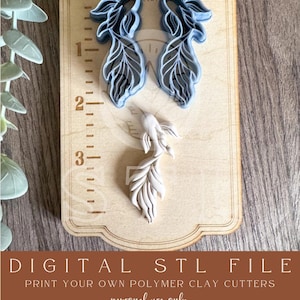 Op de afbeelding: Een houten liniaal met drie polymeerklei-uitsteekvormen. Twee blauwe bladvormige uitsteekvormen en een witte visvormige uitsteekvorm worden getoond. De tekst "DIGITAL STL FILE" en "personal use only" staan onderaan afgedrukt.